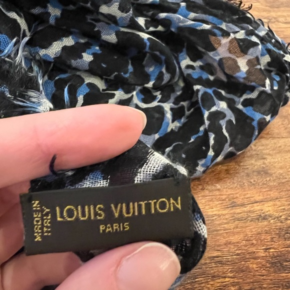 Louis Vuitton scarf AVAILABLE TILL 06/06 - Picture 3 of 4